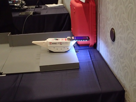 ロボットの実演（ライト点灯）【東京電力ホールディングス】