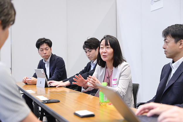 Photo of exchanging opinions during the matching time.