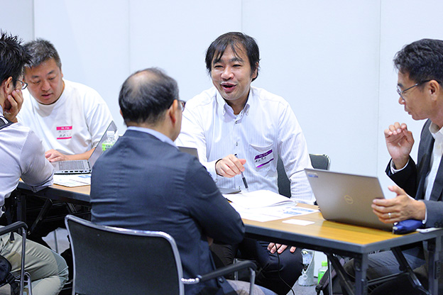 Photo of exchanging opinions during the matching time.