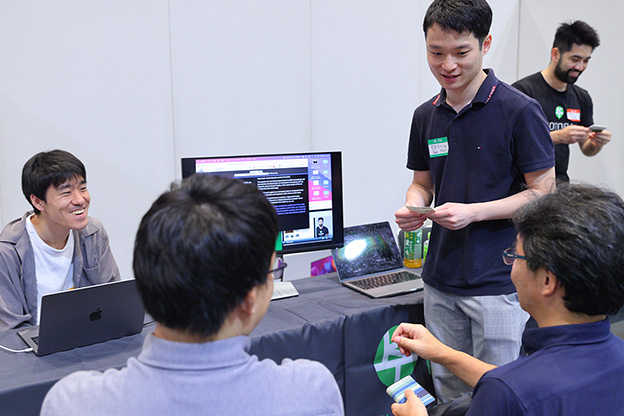 Photo of exchanging opinions during the matching time.