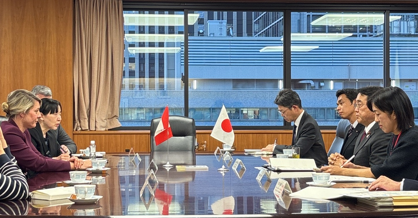 Minister Akazawa Holds Meeting with the Honourable Mélanie Joly