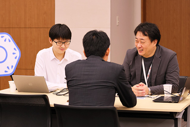 マッチングタイムで意見交換を行なっている写真