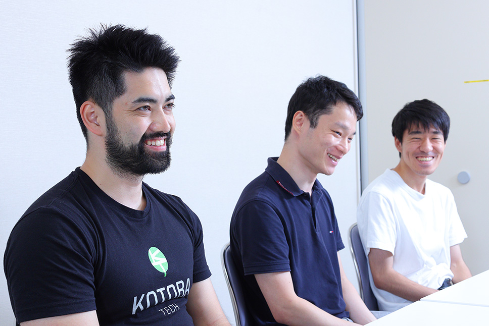 Kotoba Technologies Japan CEO 共同創設者 小島 熙之氏(左)、CTO 共同創設者 笠井 淳吾氏(中)、エンジニア 佐々木 裕多氏(右)