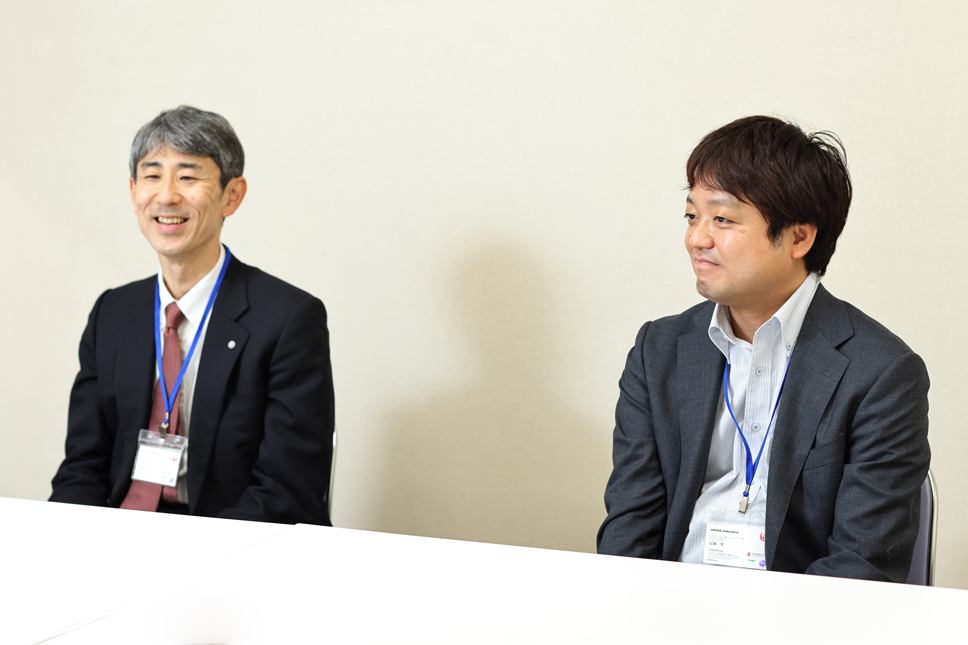デジタルテクノロジー本部 システムマネジメント部 セキュリティ企画グループ グループ長 安達 太一氏（左）、デジタルテクノロジー本部 システムマネジメント部 セキュリティ企画グループ アシスタントマネージャー 山脇 学氏（右）