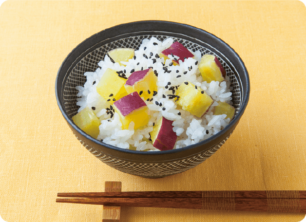 お椀に入ったサツマイモご飯
