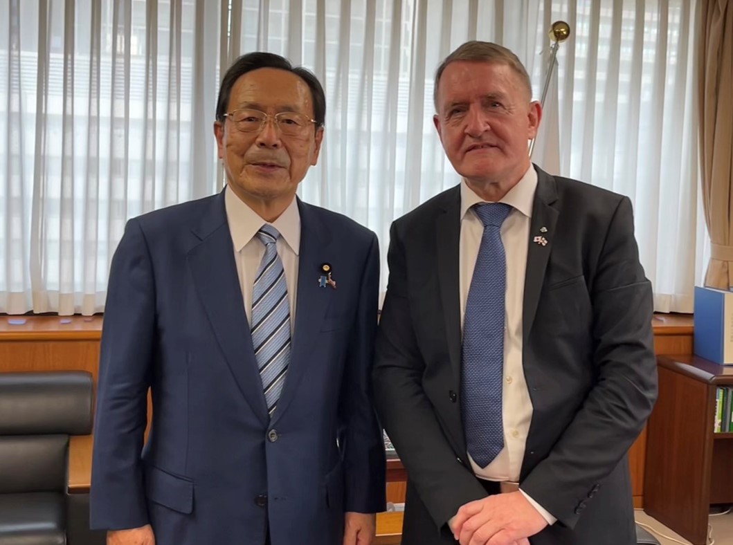 石井副大臣とイェニス・アフ・ラナ・デンマーク王国フェロー諸島自治政府外務・文化大臣の写真