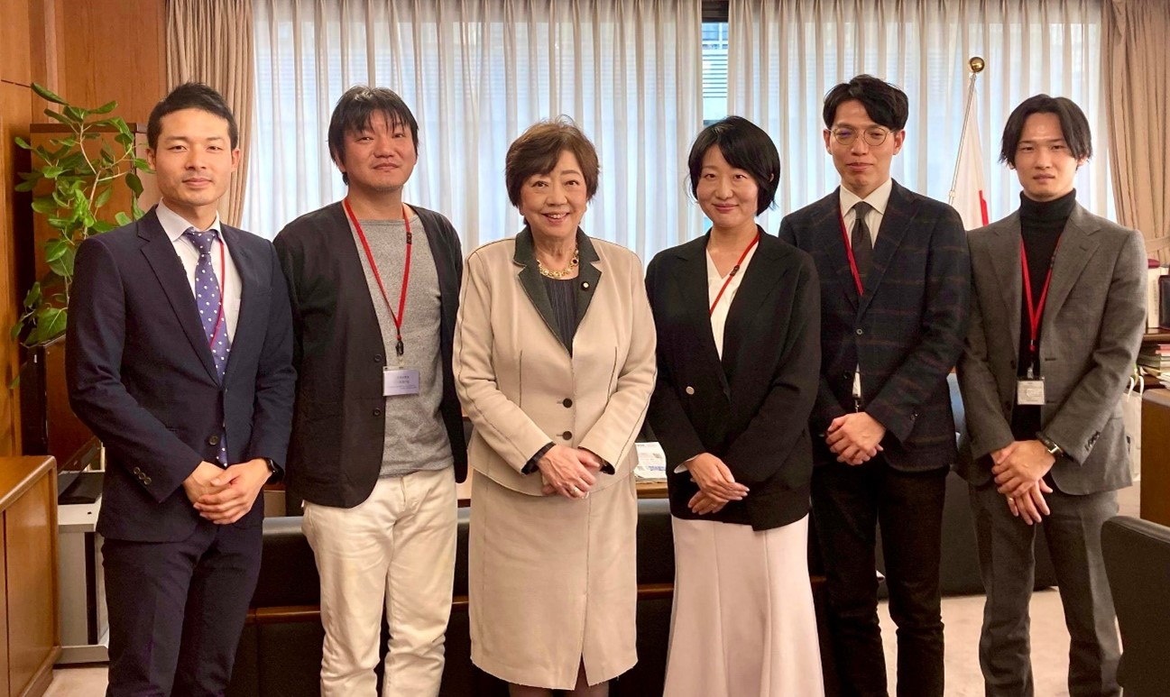 各グランプリチームと太田経済産業大臣の集合写真
