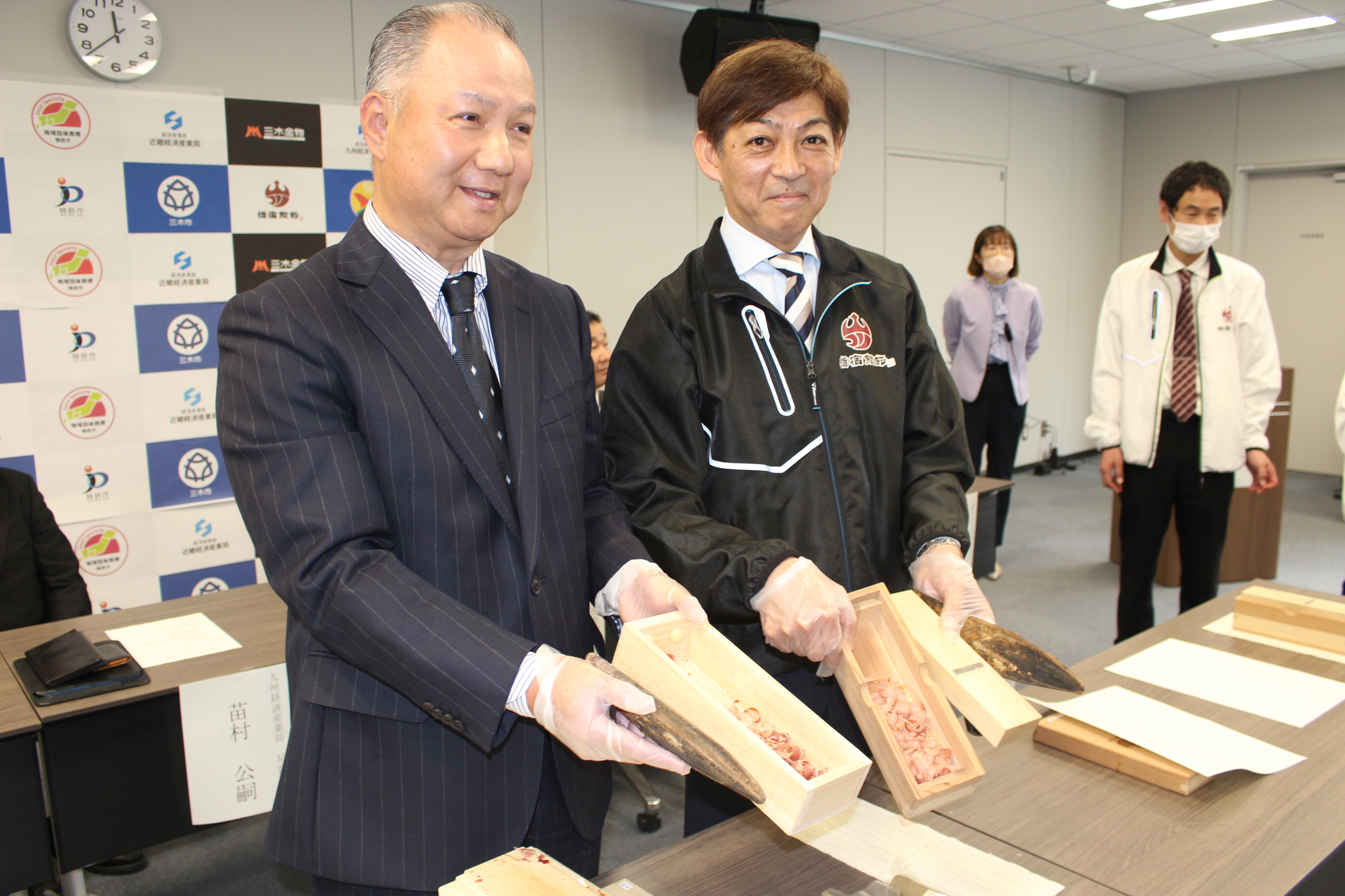 新商品で鰹節を削る様子