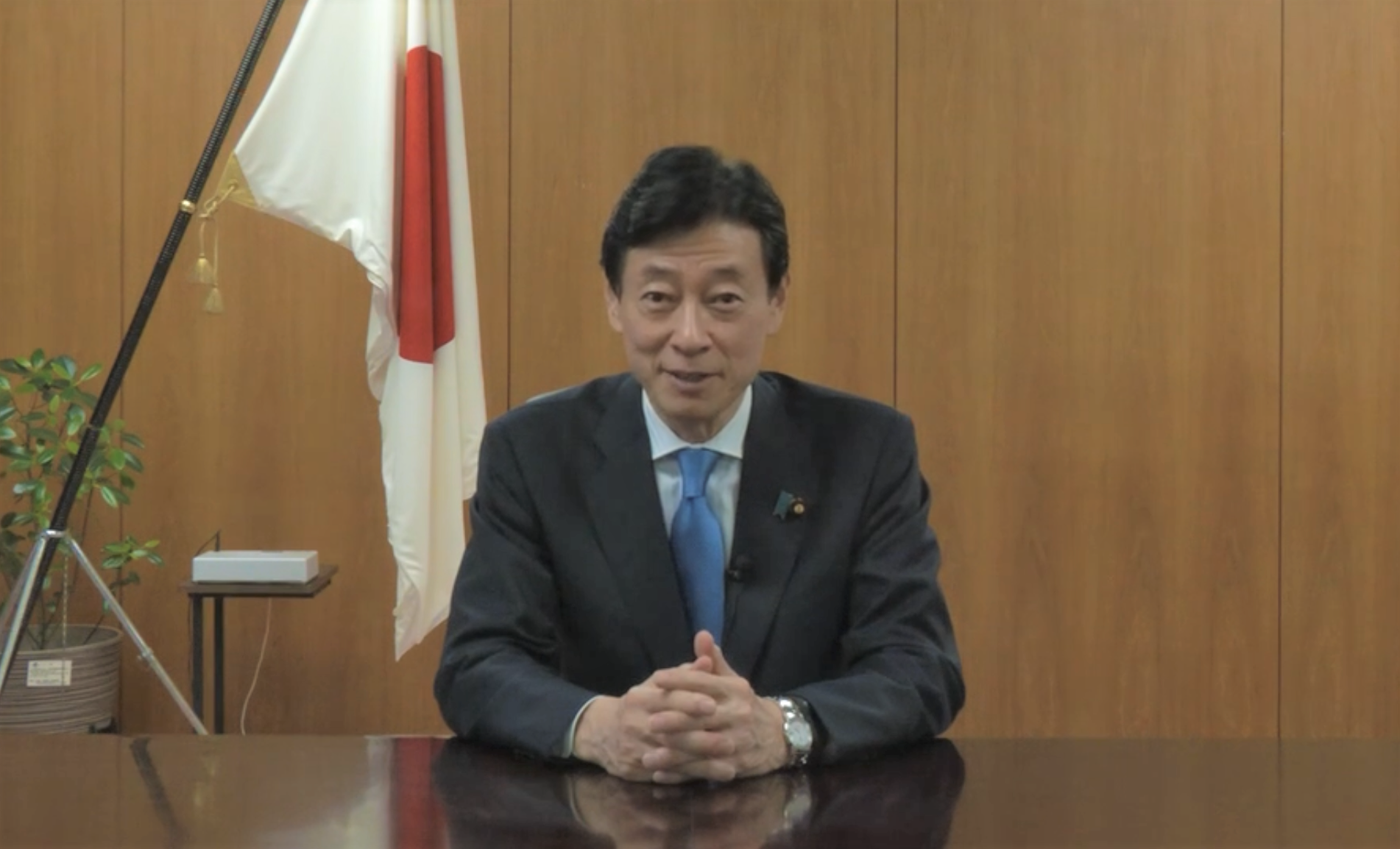 開会の挨拶をする西村康稔経済産業大臣
