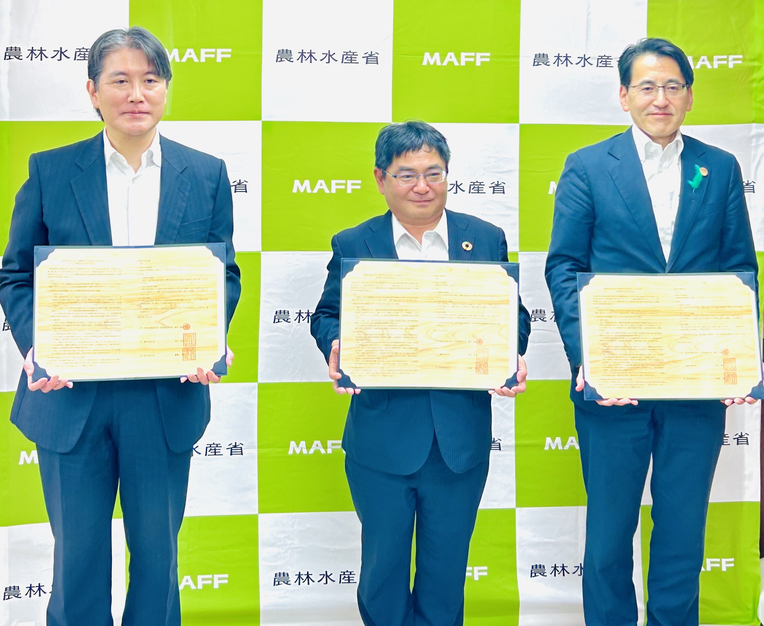 （橋本経済産業大臣官房審議官、中国木材株式会社 堀川代表取締役、林野庁 青山長官の順）