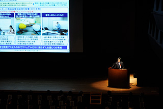 自社の製品安全の取り組みについての講演の様子 YKK AP株式会社
