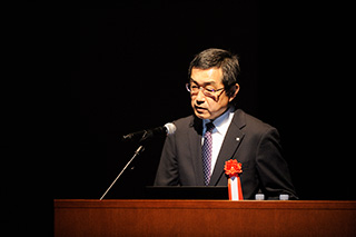自社の製品安全の取り組みについての講演の様子 YKK AP株式会社