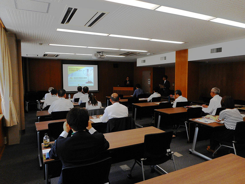 写真：令和元年度製品安全対策優良企業表彰（PSアワード2019）の応募説明会・個別相談会、名古屋会場会議室で説明会の様子を後方から撮影