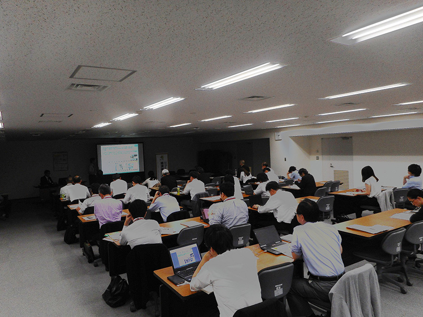 写真：令和元年度製品安全対策優良企業表彰（PSアワード2019）の応募説明会・個別相談会、東京会場会議室で説明会の様子を後方から撮影